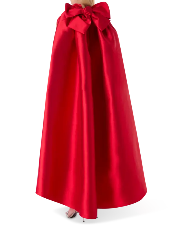 فستان طويل بتصميم كاب