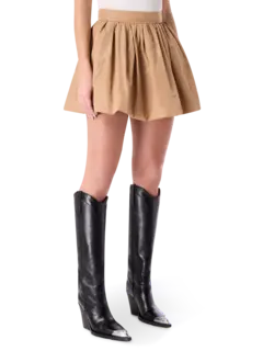 تنورة بلومر قصيرة