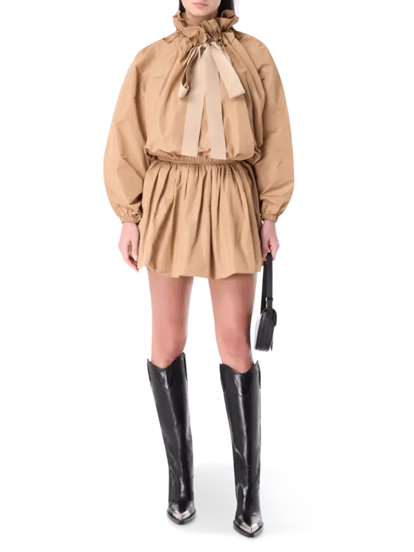 تنورة بلومر قصيرة