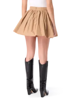 تنورة بلومر قصيرة