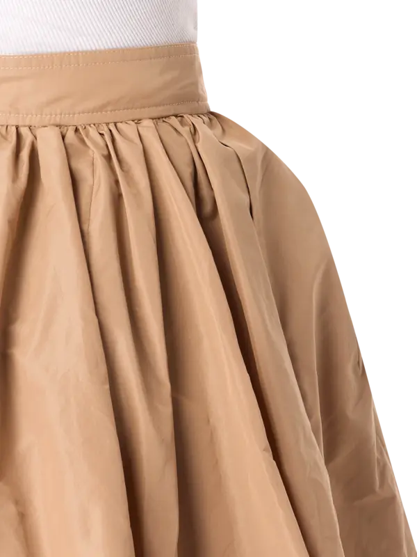 تنورة بلومر قصيرة