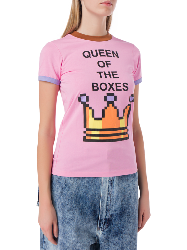 PIXEL QUEEN OF THE BOXES T-SHIRT\n\n