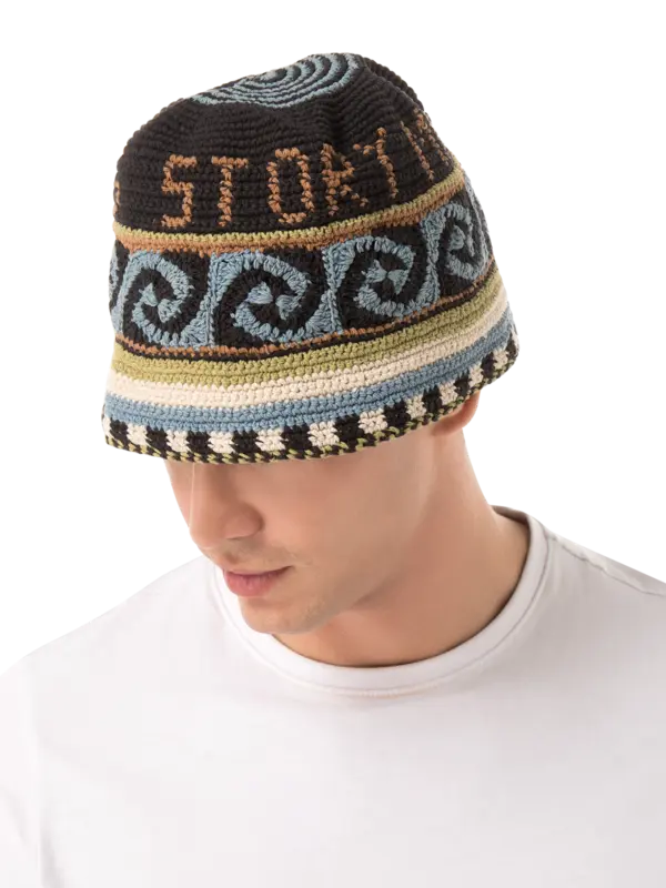 قبعة بتصميم حلزوني