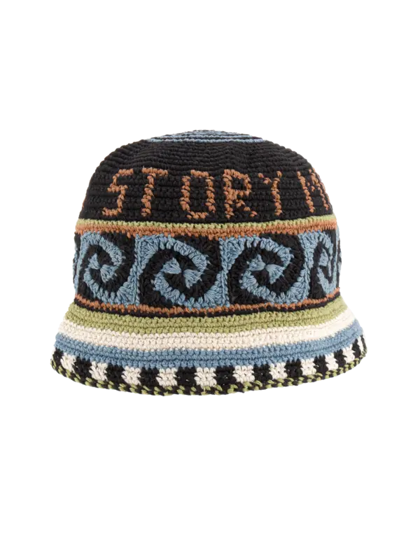 قبعة بتصميم حلزوني