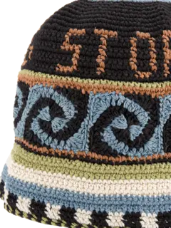 قبعة بتصميم حلزوني