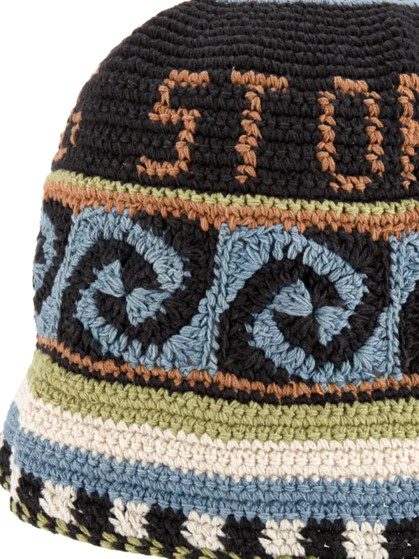 قبعة بتصميم حلزوني