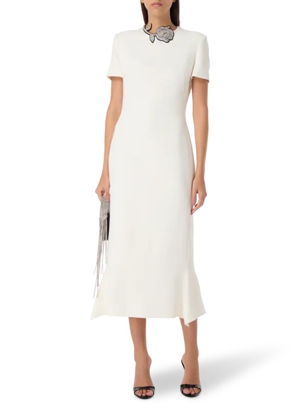 فستان متوسط الطول مزين بوردة مزخرفة بالكريستال