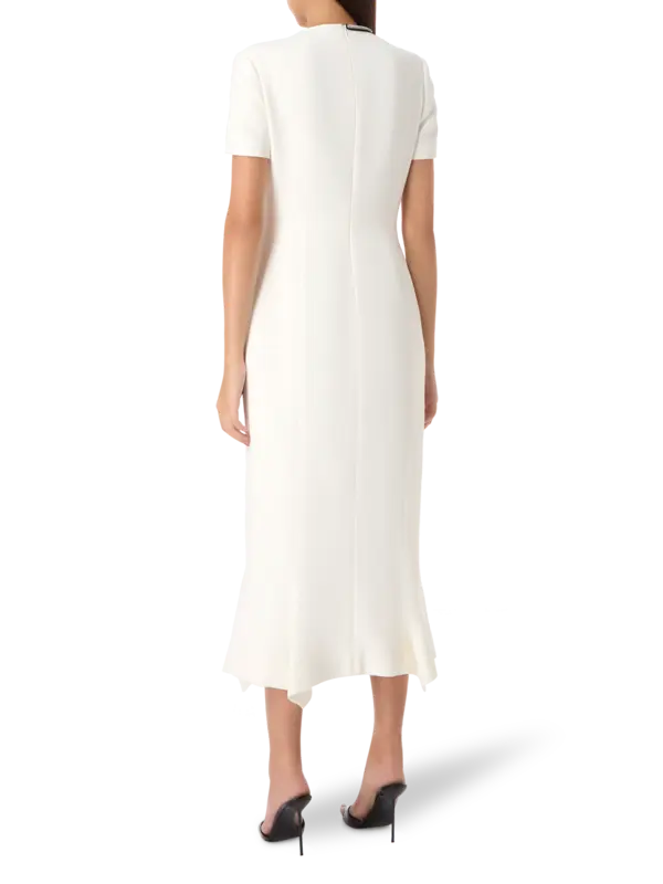 فستان متوسط الطول مزين بوردة مزخرفة بالكريستال