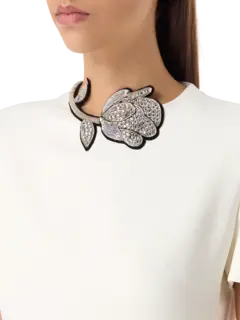 فستان متوسط الطول مزين بوردة مزخرفة بالكريستال