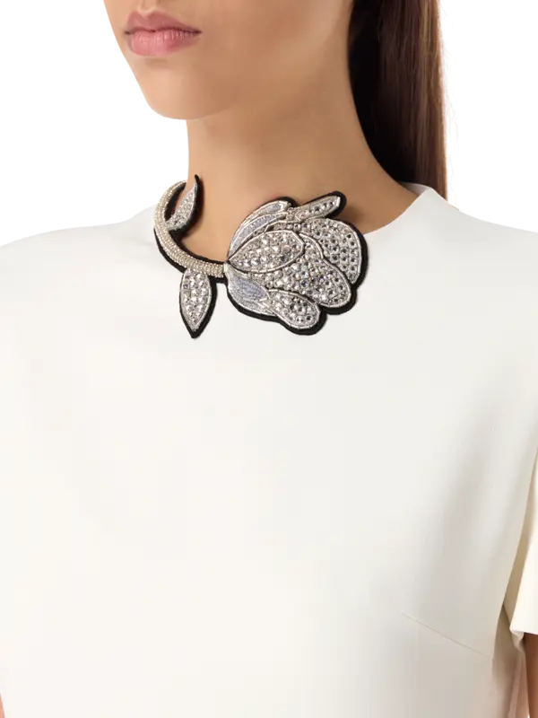 فستان متوسط الطول مزين بوردة مزخرفة بالكريستال