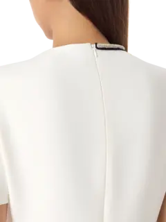 فستان متوسط الطول مزين بوردة مزخرفة بالكريستال