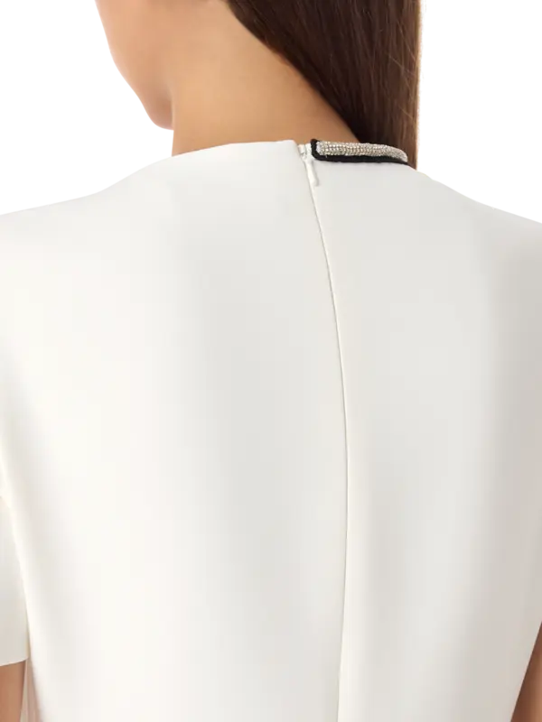 فستان متوسط الطول مزين بوردة مزخرفة بالكريستال