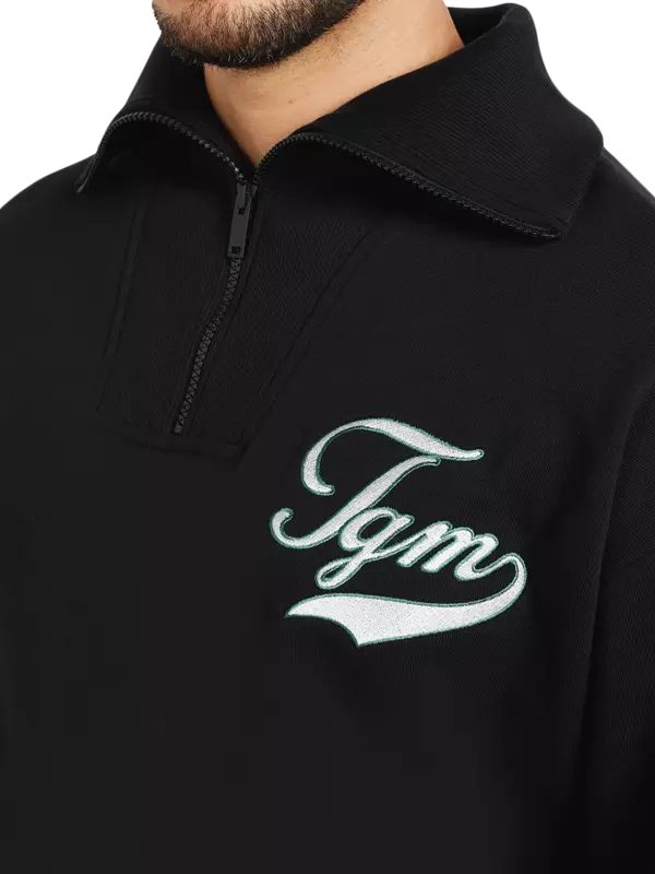 سويت شيرت كبير الحجم بسحاب قصير وطبعة بنمط جامعي:Staged:thatProductCatalog