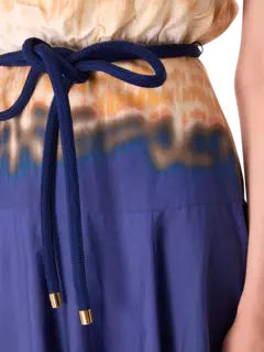 فستان متوسط الطول بدون أكمام مصبوغ بطريقة الربط بورا