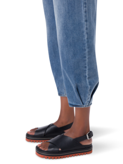 بنطال جينز كلاسيكي بخصر مرتفع من الجينز الباهت