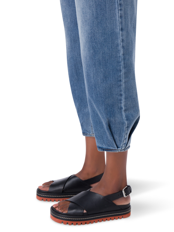 بنطال جينز كلاسيكي بخصر مرتفع من الجينز الباهت