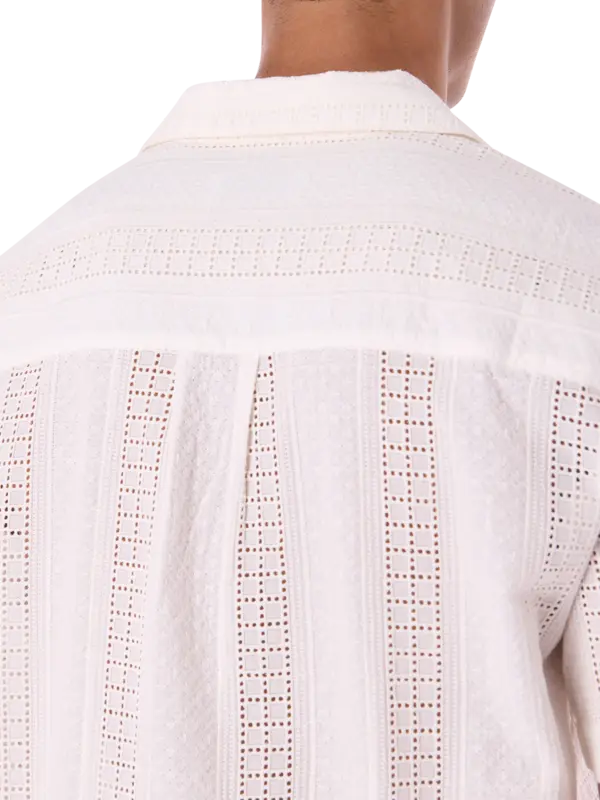 قميص بأكمام قصيرة وياقة كامب