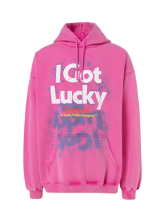 هودي مطبوع عليه عبارة "I Got Lucky"