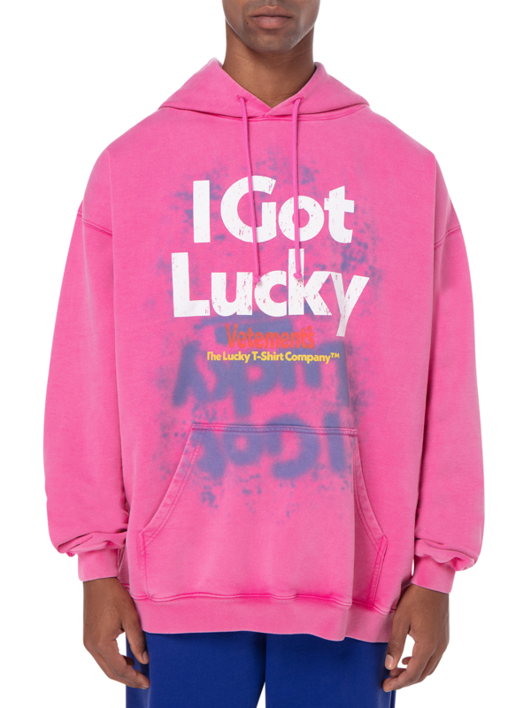 هودي مطبوع عليه عبارة "I Got Lucky"