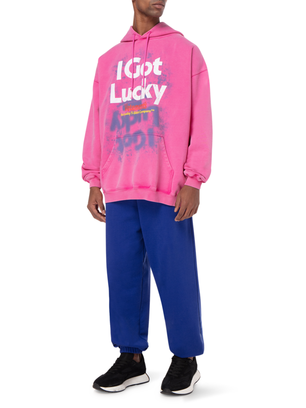 هودي مطبوع عليه عبارة "I Got Lucky"