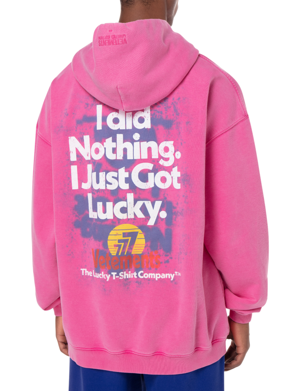 هودي مطبوع عليه عبارة "I Got Lucky"