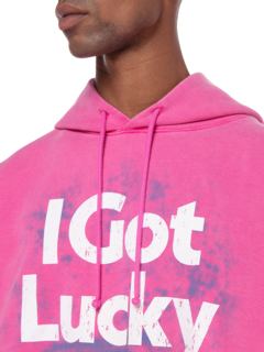 هودي مطبوع عليه عبارة "I Got Lucky"