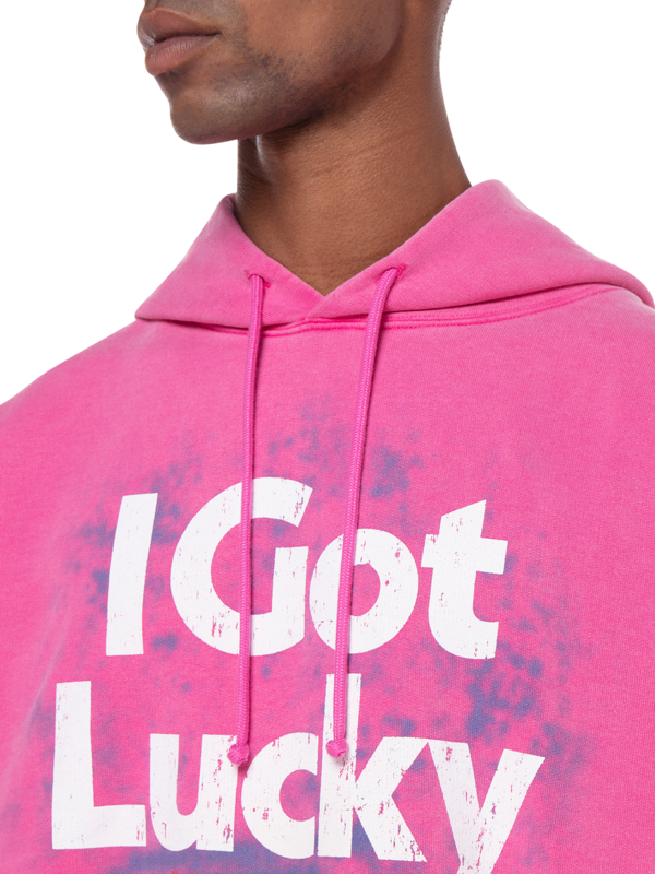 هودي مطبوع عليه عبارة "I Got Lucky"