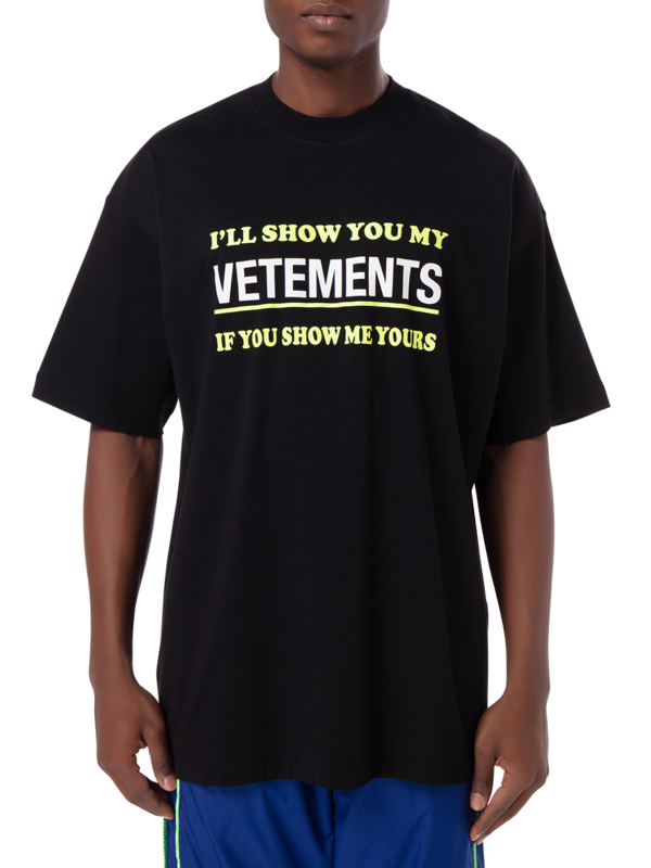 تيشيرت مطبوع عليه عبارة "Show Me Your Vetements"