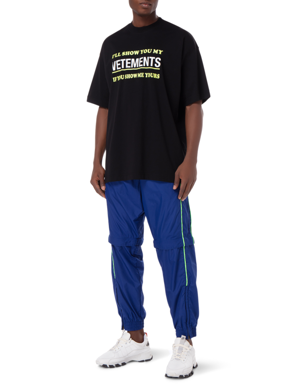 تيشيرت مطبوع عليه عبارة "Show Me Your Vetements"