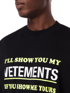 تيشيرت مطبوع عليه عبارة "Show Me Your Vetements"