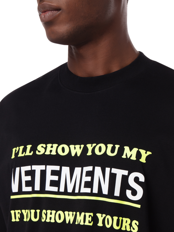 تيشيرت مطبوع عليه عبارة "Show Me Your Vetements"
