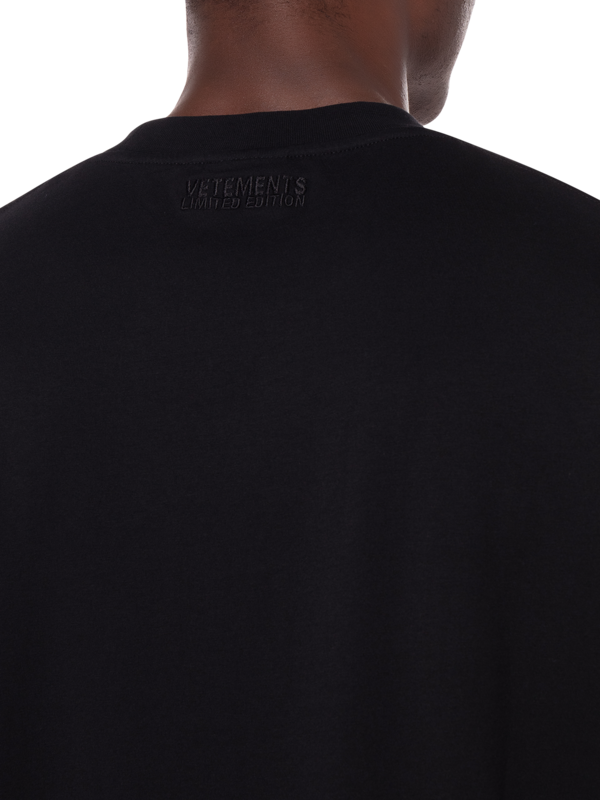 تيشيرت مطبوع عليه عبارة "Show Me Your Vetements"