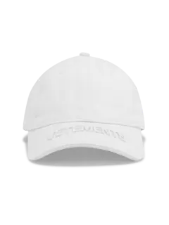 قبعة مزينة بشعار