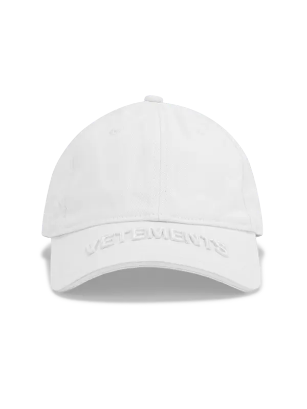 قبعة مزينة بشعار