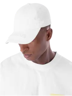 قبعة مزينة بشعار