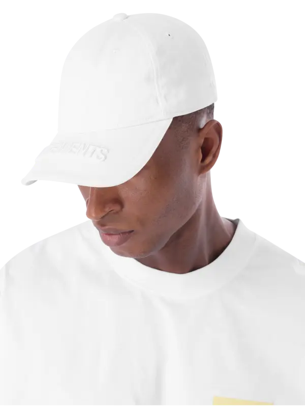 قبعة مزينة بشعار