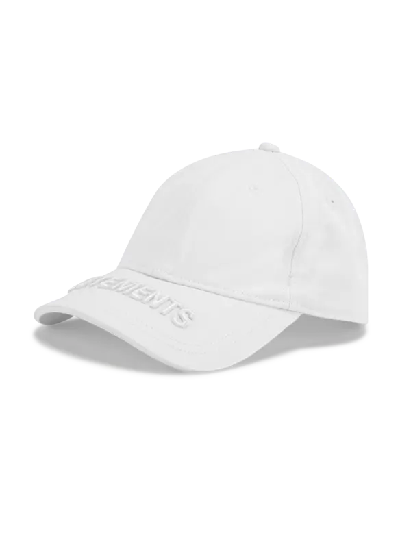 قبعة مزينة بشعار