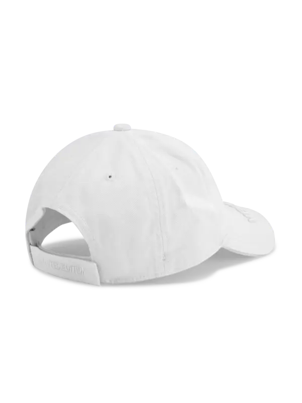 قبعة مزينة بشعار