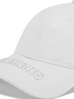 قبعة مزينة بشعار