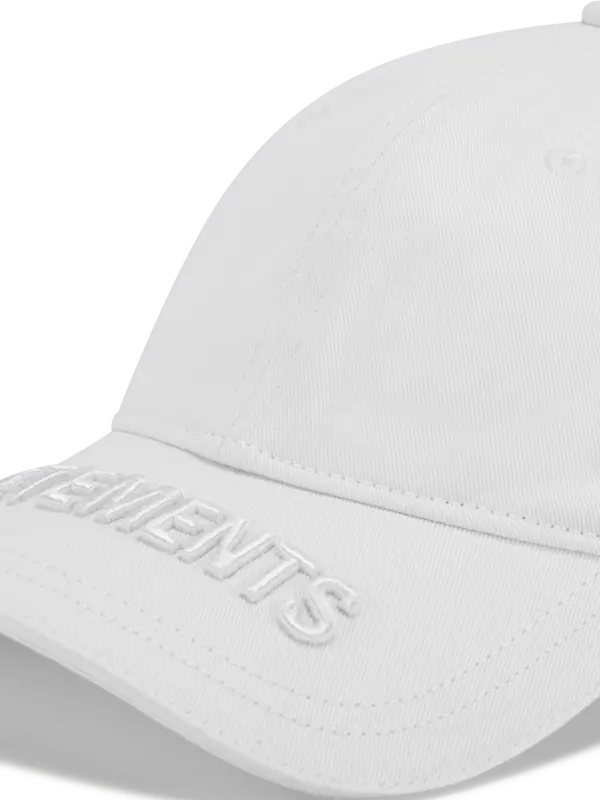 قبعة مزينة بشعار