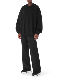 سويت شيرت مطرز بشعار متناغم