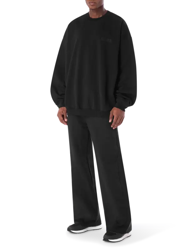 سويت شيرت مطرز بشعار متناغم