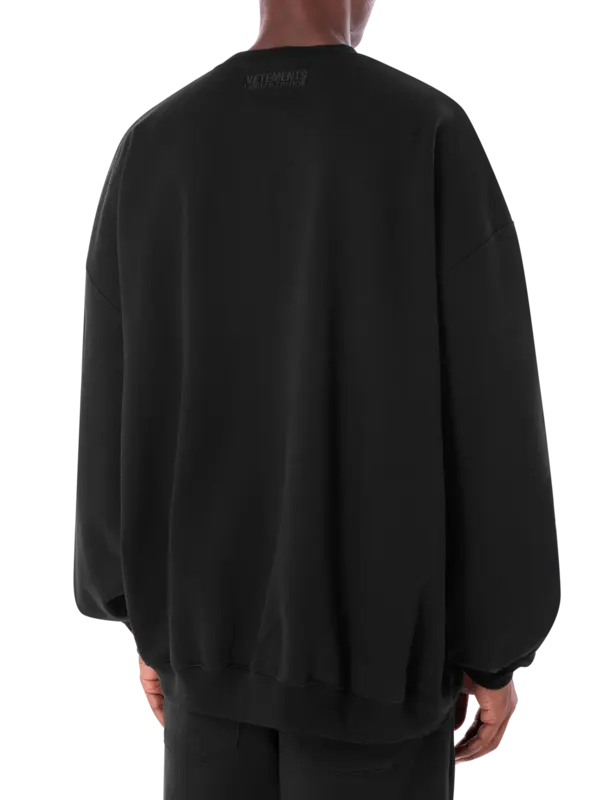 سويت شيرت مطرز بشعار متناغم