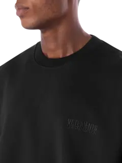 سويت شيرت مطرز بشعار متناغم