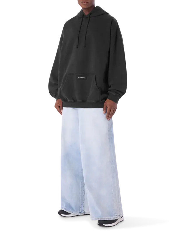 سويت شيرت منسوج بغطاء للرأس مزين بشعار العلامة التجارية