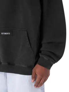 سويت شيرت منسوج بغطاء للرأس مزين بشعار العلامة التجارية