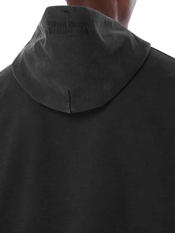 سويت شيرت منسوج بغطاء للرأس مزين بشعار العلامة التجارية