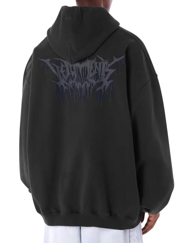 سويت شيرت ميتال أسود بغطاء للرأس وطبعة جمجمة