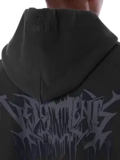 سويت شيرت ميتال أسود بغطاء للرأس وطبعة جمجمة