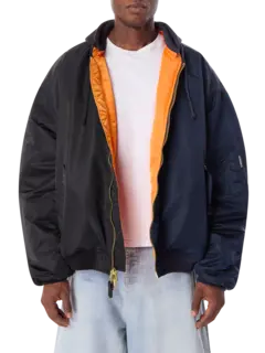 جاكيت بومبر بغطاء رأس وبتصميم مقسم